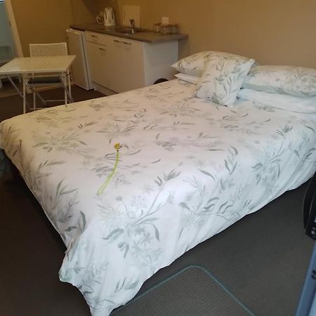 وايهي Best Budget Bed And Ensuite - Private Access Close To Beach المظهر الخارجي الصورة